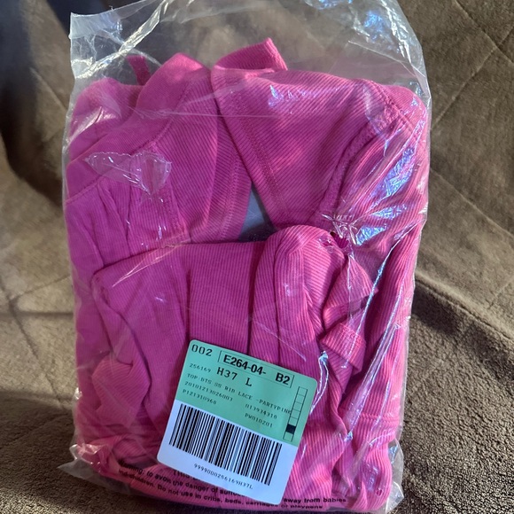 NWOT VICTORIA’S SECRET BRA IN TOP (SMALL) - Picture 8 of 8